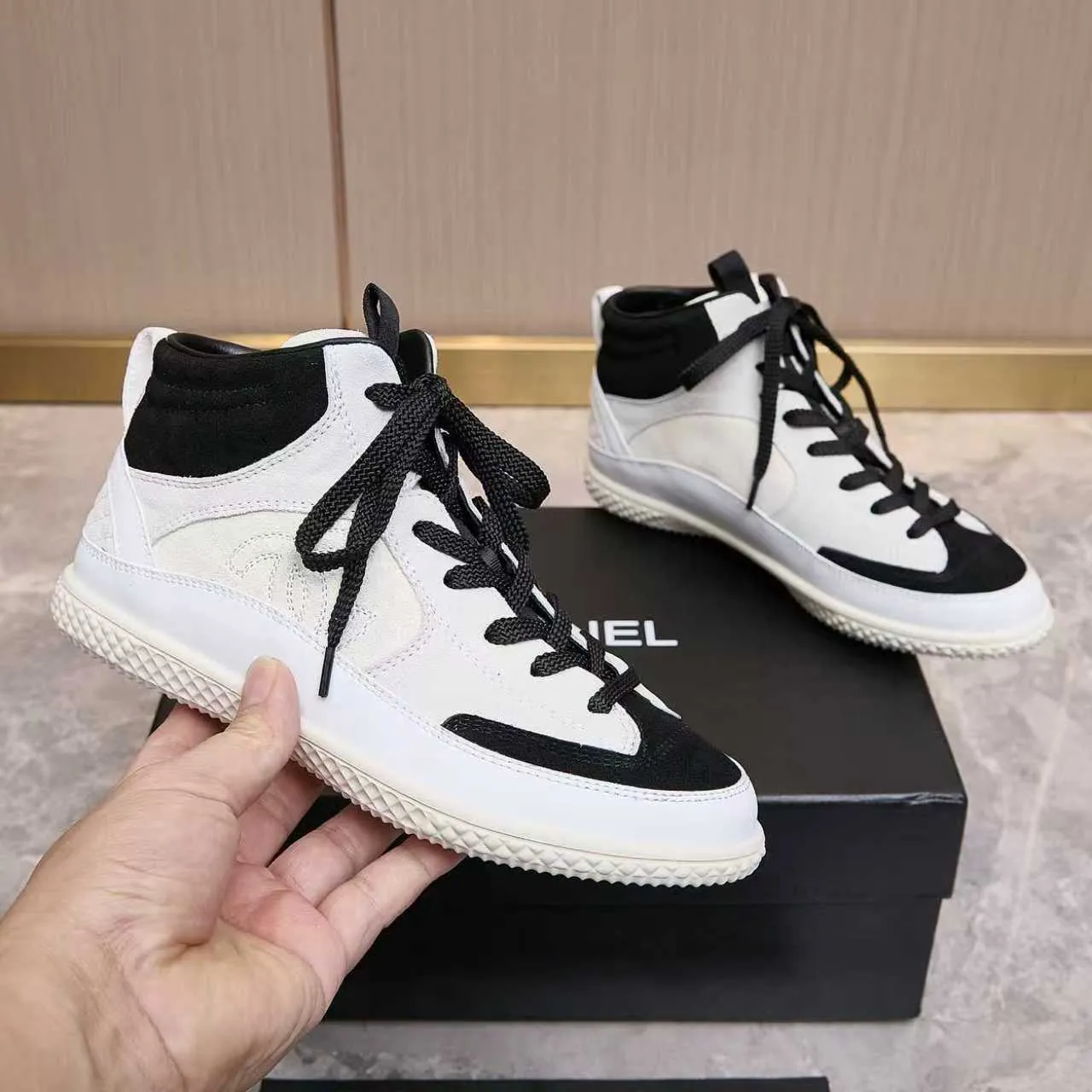 Men's men's shoes pP660! Chanel Chanel - 2025 counter top casual sneakers This classic design; the upper is electro-embroidered with a variety of techniques; the outsole is fashionable and sporty; the unusual inclusion of a variety of color matching elements... The diversified mix and match is very beautiful and versatile, casual, fashionable, sports and outdoor can be taken into account... ꫛꫀꪝ Go➫ Materials: ❶Upper is made of: original imported mercerized leather cow suede ❷Inner lining: original imported breathable sheepskin lining ❸Outsole is based on: original TPU combination outsole, full set of boutique packaging for women 35–41